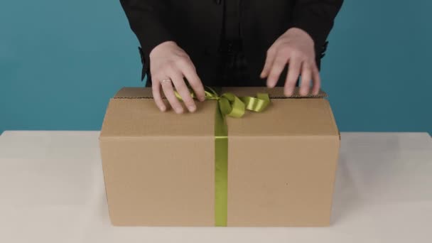 Člověk dostane králíka z krabice. Kouzelník dělá úžasné věci — Stock video