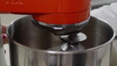 Yakın plan, pasta için mutfak çırpıcı kremi, profesyonel mutfak, şekerleme hazırlamak için ekipman.