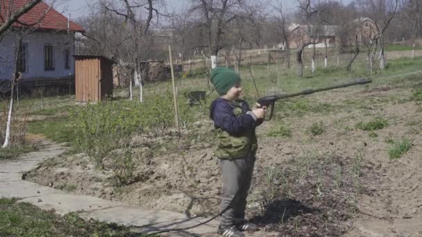 Маленький хлопчик миє килим. Веселий момент. мити камеру теж — стокове відео