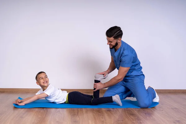 Obraz fizjoterapeuty robiącego masaż stóp na białym tle — Zdjęcie stockowe
