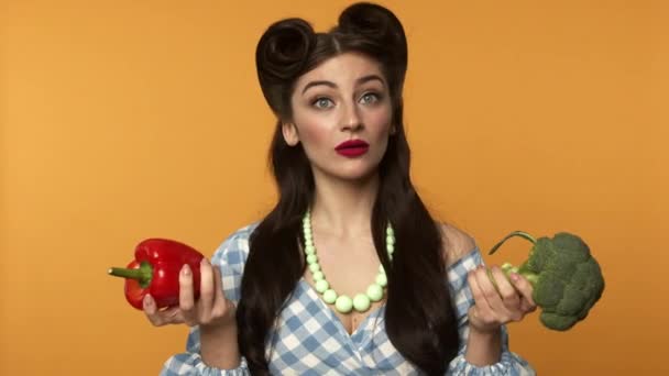 素食主义者拿不定主意的女人看着甜椒和西兰花 — 图库视频影像