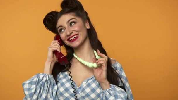 Улыбающаяся брюнетка, болтающая по старинному телефону — стоковое видео