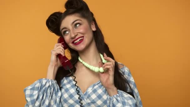 Sorrindo morena pin up menina falando no telefone vintage — Vídeo de Stock