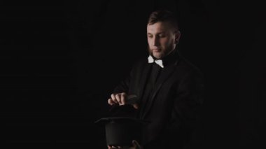 Sihirbaz Sahne Kartı Numarası. Siyah şapkaya kağıt atmak.