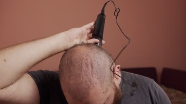 Mauvais coupe de cheveux et de barbe à la maison en cas d'épidémie d'infection par le coronavirus COVID-19. L'homme fait une coupe de cheveux à la maison, parce que tous les salons de coiffure sont fermés — Video