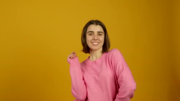 Riendo hermosa chica bailando y aceptando ramo de flores — Vídeos de Stock