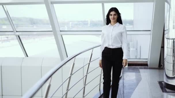 Бізнес-леді перетинає руки в професійній позі — стокове відео