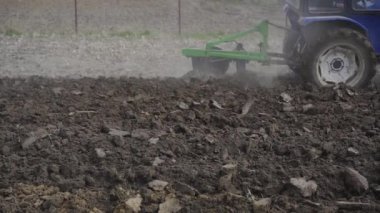 Traktör toprağın ekilmesi için toprağı işliyor. Yiyecek için sebze ekiyorum. Yavaş çekim