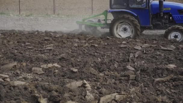 Trator preparar a terra para o plantio da terra. plantação de vegetais para alimentos. Agricultura em casa — Vídeo de Stock