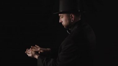 Sihirbaz Sahne Kartı Numarası. Kartın rengini değiştir. Kartları havaya fırlatmak ve yakalamak.