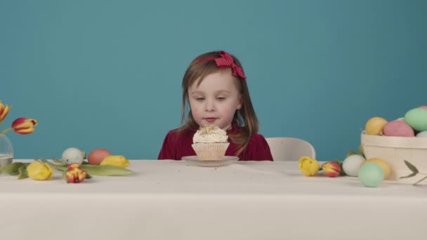 Meisje bereidt een taart voor Pasen. besprenkeld met kleurrijke zoetigheden. Vrolijk Pasen — Stockvideo