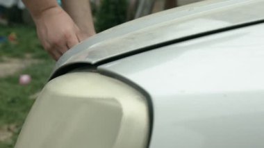 Yaklaş, adam arabanın kaputunu aç. Araba servisi. Bir arabanın Repai 'si