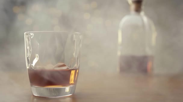 verre de whisky au ralenti et une bouteille à l'arrière-plan. belle lumière 