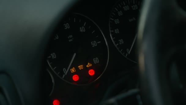 Tableau de bord dans la voiture. un homme essaie de démarrer une voiture, mais il y a beaucoup de lumières d'erreur sur le tableau de bord. problèmes de batterie. gros plan — Video