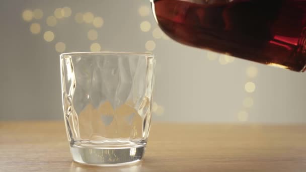 Bardağa şişeden viski koy. İç ve çimenleri boş bırak. Alkol sorunları — Stok video