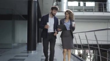 İki meslektaş, her şeyin kapalı olduğu iş yerinde pozitif konuşup birlikte çalışıyorlar. Covid 19 salgını sırasında sorunlar