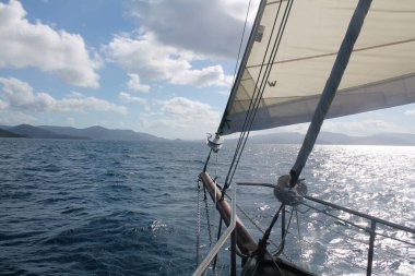 Okyanusta yelken açarak