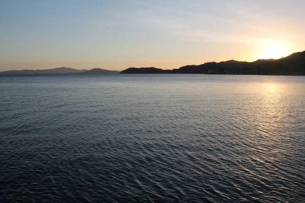 Een zonsondergang boven een watermassa — Stockfoto