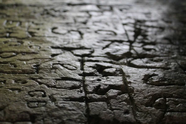Старые глифы предков в стене — стоковое фото