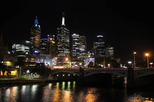 Stadssiluetten i Melbourne på natten — Stockfoto