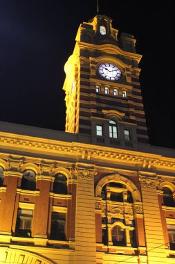 Melbourne Merkez İstasyonu gece aydınlandı. 