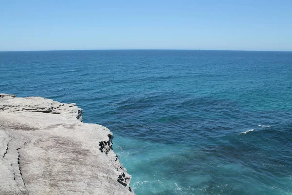 Coasta stâncoasă la ocean în Ausralia — Fotografie, imagine de stoc