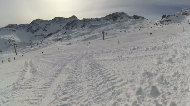 Esquí en los Alpes suizos — Vídeo de stock