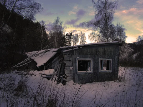 Opuszczony Dom Lesie Zrujnowany Dom Zimą Dromatyczne Niebo Przerażające Tło — Zdjęcie stockowe