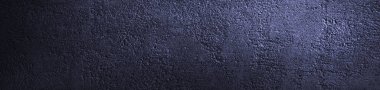     Koyu mavi grunge arka planı. Boyalı beton duvarın dokusu yakın plan. Işığın yansımasında pürüzlü bir yüzey. Tasarımınız için kopyalama alanı olan Grunge afişi.                           