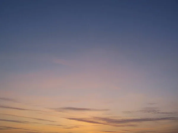 Céu Limpo Com Pequenas Nuvens Horizonte Pôr Sol Céu Colorido — Fotografia de Stock