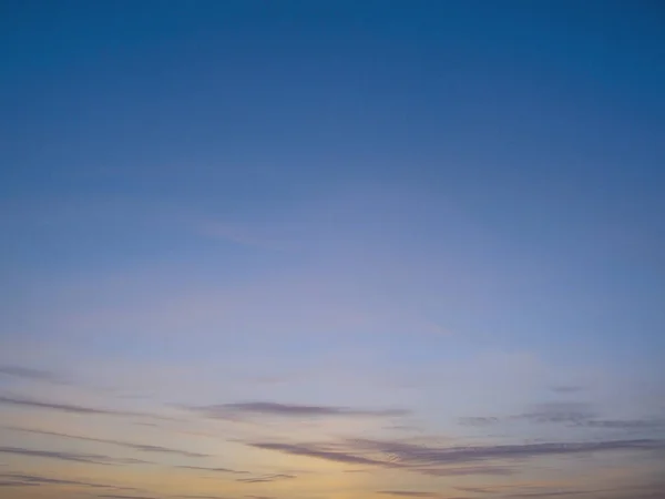 Cielo Limpido Con Piccole Nuvole All Orizzonte Tramonto Bel Cielo — Foto Stock