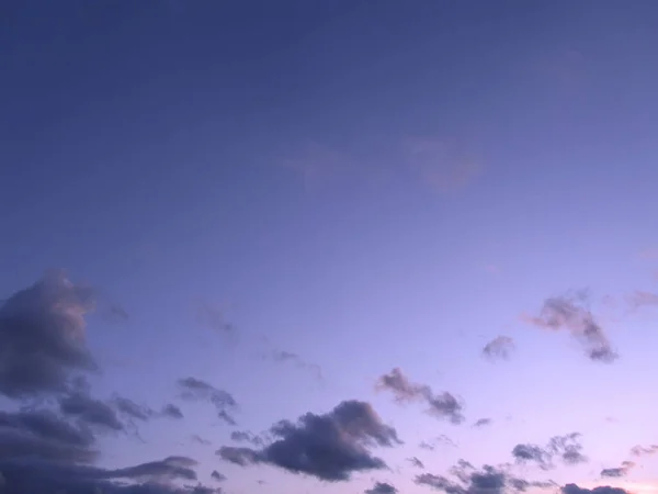 Céu Claro Noite Com Pequenas Nuvens Fofas Suavemente Roxo Pôr — Fotografia de Stock