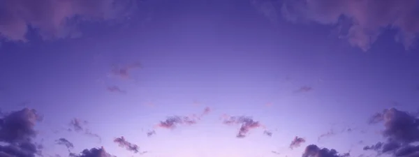 雲と夜空の美しい背景 小さなふわふわの雲と夜の澄んだ空 優しい紫のピンクの夕日のバナー — ストック写真