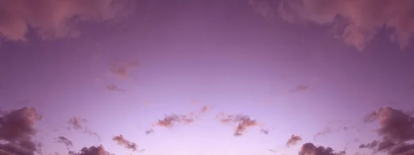 추상적 보라색 솜털같은 구름이 아름다운 하늘을 배경으로 자줏빛 석양을 — 스톡 사진