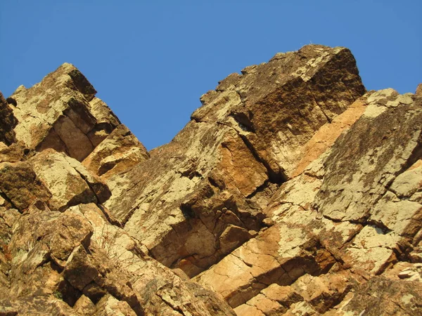 Paisaje Montaña Pico Roca Sobre Fondo Cielo Azul Vista Ángulo — Foto de Stock