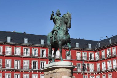 Kral Felipe Iii Anıtı Plaza Mayor 'un arka planında bir bina var. 03 / 15 / 2017 Madrid, İspanya.