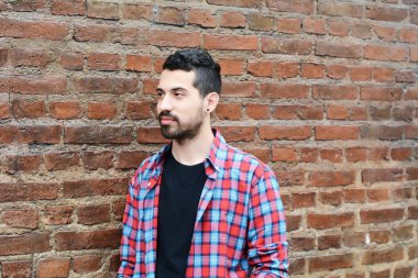 duvara karşı genç adam portresi.