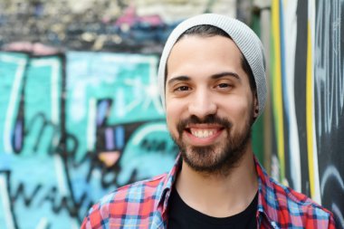 Renkli duvar karşı genç adam portresi.