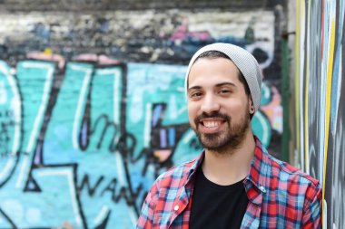 Renkli duvar karşı genç adam portresi.