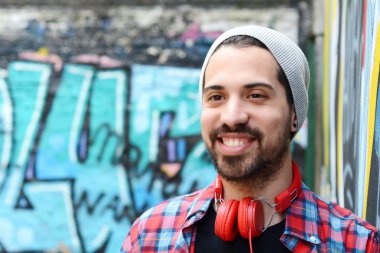 Renkli duvar karşı genç adam portresi.