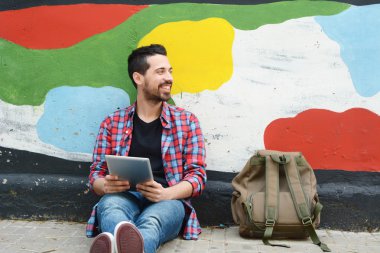 Latin genç adam tablet kullanma.