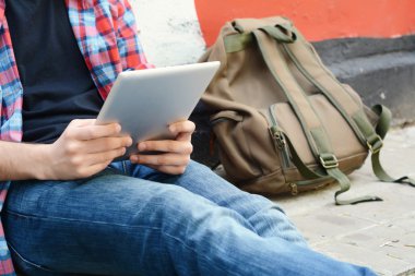 Latin genç adam tablet kullanma.