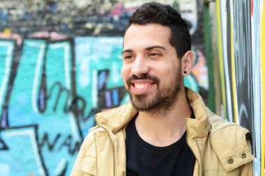 Renkli duvar karşı genç adam portresi.