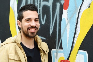 Renkli duvar karşı genç adam portresi.