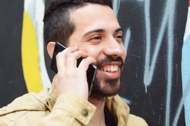 Latince adam telefonda konuşurken