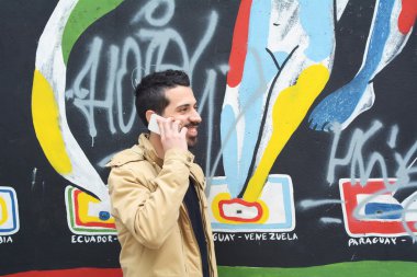 Latince adam telefonda konuşurken