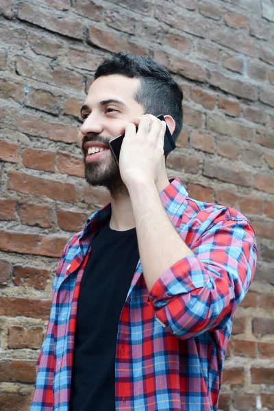 Латиноамериканец говорит по телефону — стоковое фото