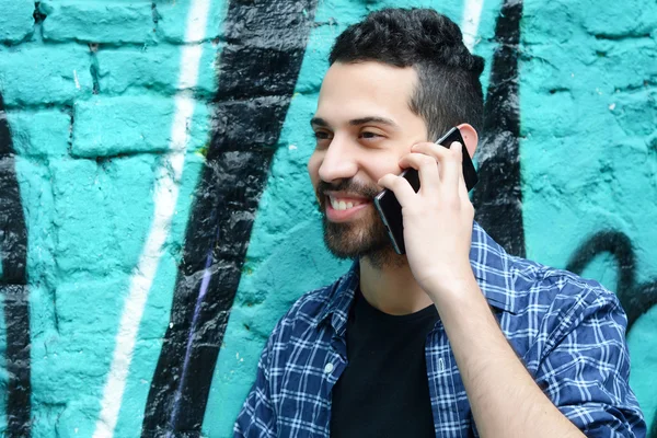 Latinské muž mluví po telefonu — Stock fotografie