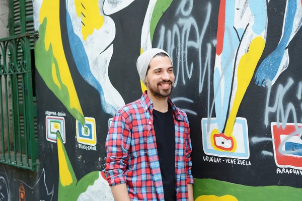 Renkli duvar karşı genç adam portresi.