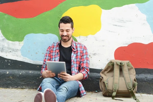 Latin young man using tablet. — Stock Photo, Image